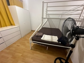 Basic Triple Room | Free WiFi - Apartments Fast Single Rooms (Madrid)