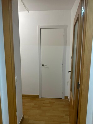 Front of property - evening/night - Apartments Fast Single Rooms (Madrid)