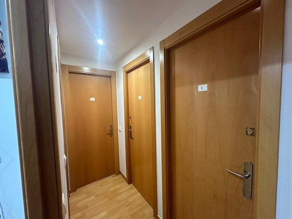 Front of property - evening/night - Apartments Fast Single Rooms (Madrid)