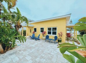 Terrace/patio - Hidden Beach Bungalow - Walk to the beach, shops and great eats! (New Smyrna Beach)