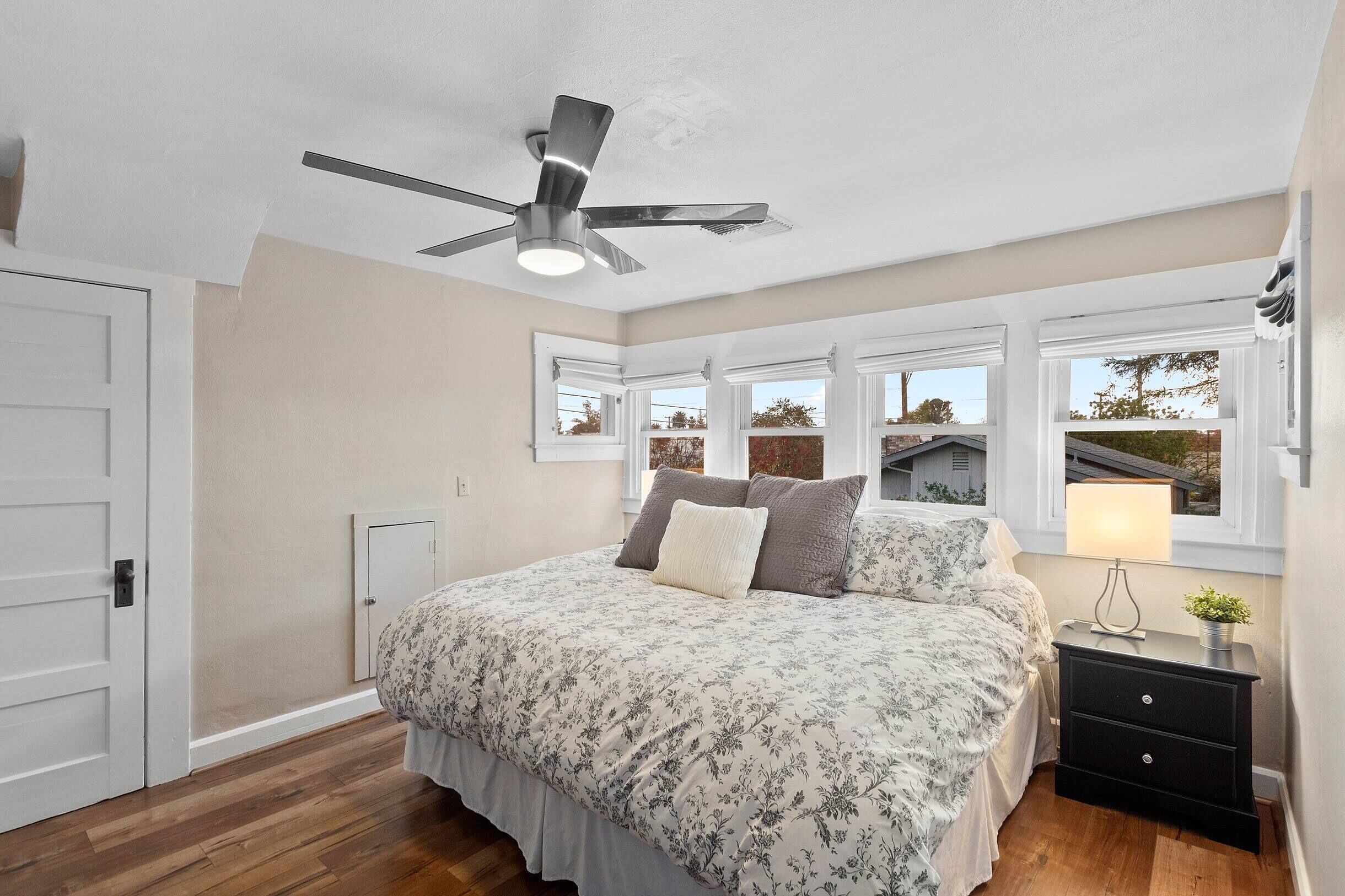 2 habitaciones, escritorio, tabla de planchar con plancha y wifi gratis 