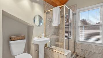 Secadora de cabello, toallas, jabón, shampoo