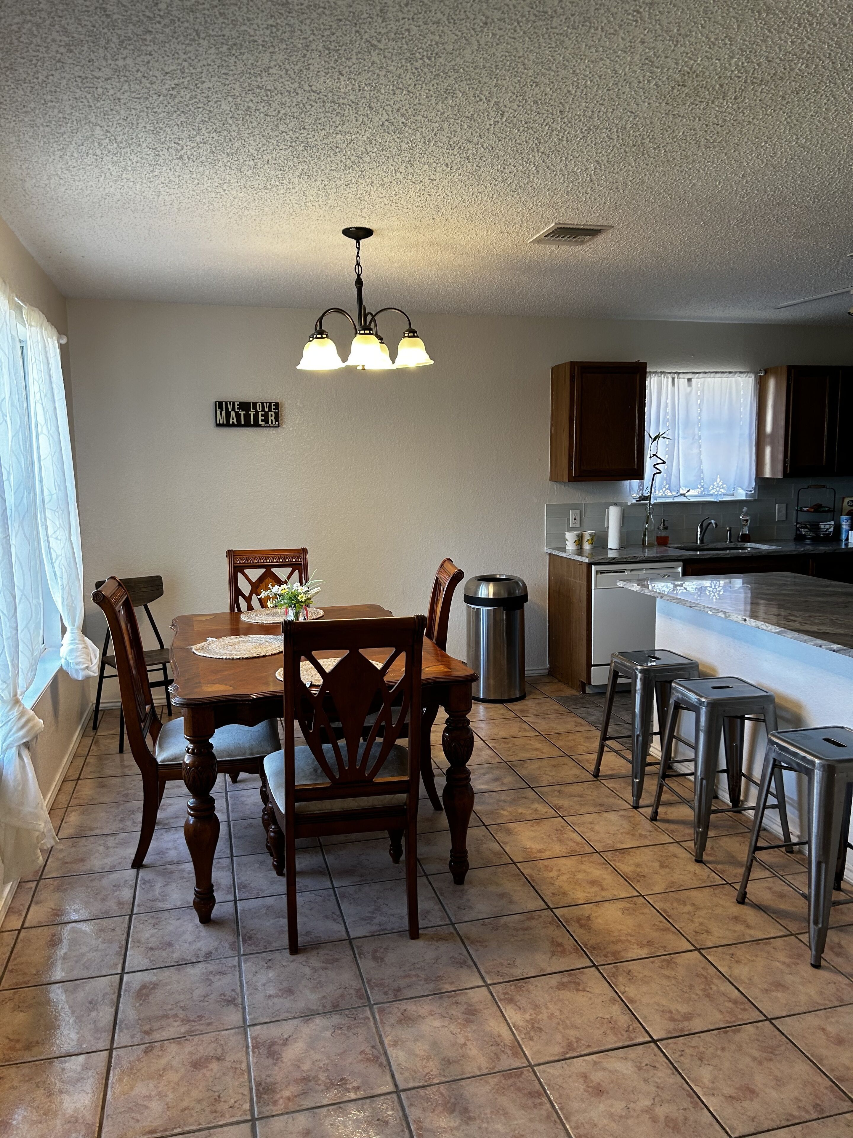 Farmhouse  cottage in SW Austin Hill Country minutes to Austin Zoo & Jester King