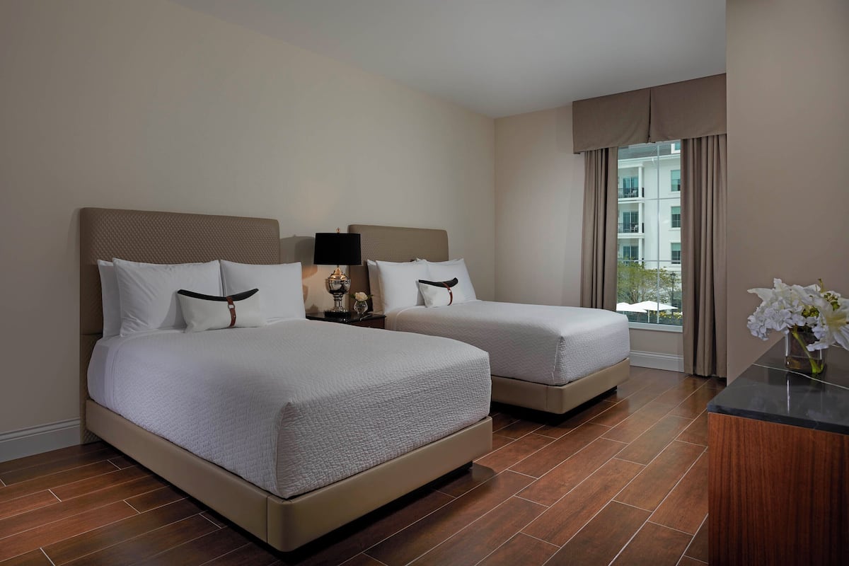 Accessible Double Queen Suite w/Balcony | Peti besi dalam bilik, langsir/tirai gelap terus 