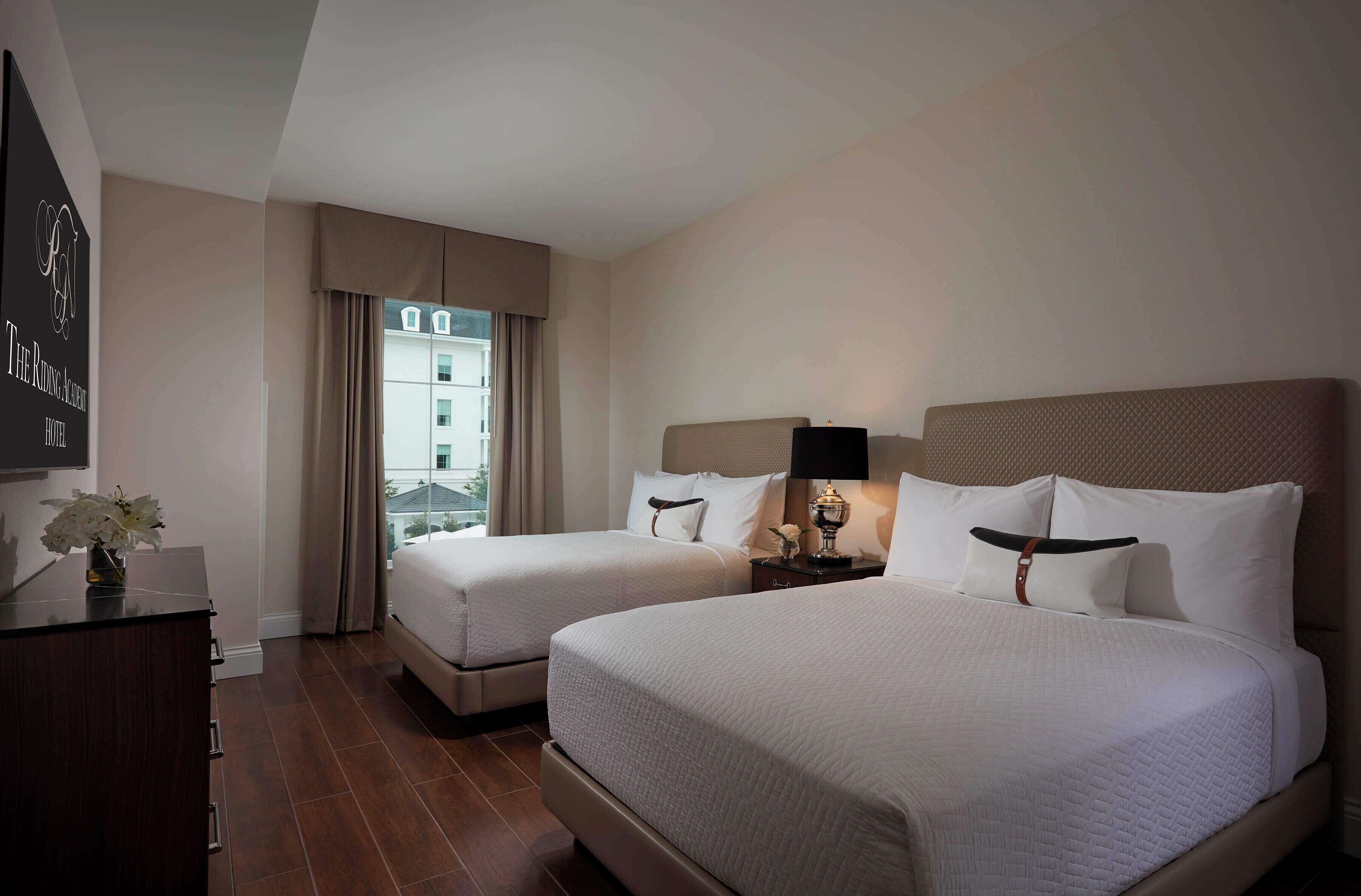 Double Queen Suite with Balcony | Caja fuerte, cortinas opacas, tabla de planchar con plancha