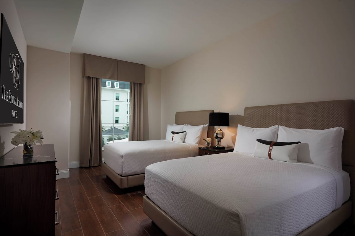 Double Queen Suite with Balcony | Peti besi dalam bilik, langsir/tirai gelap terus 