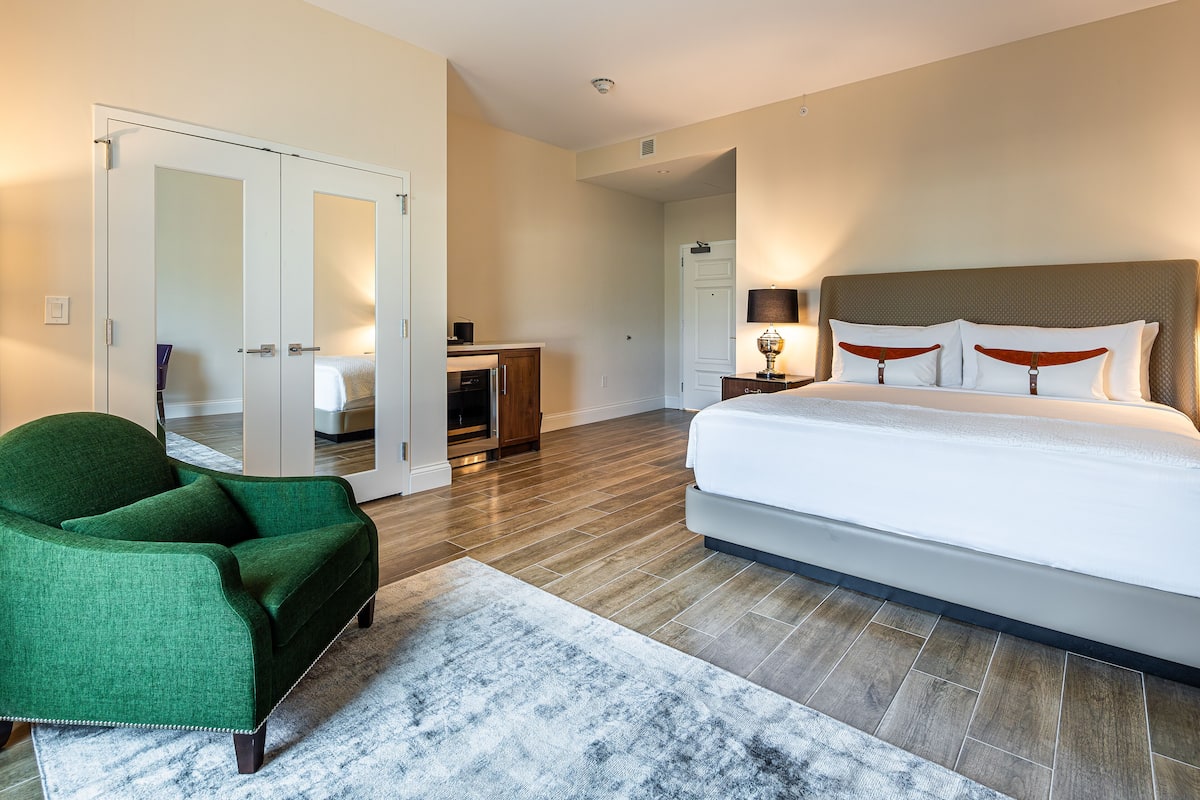 1 slaapkamer, een kluis op de kamer, verduisterende gordijnen