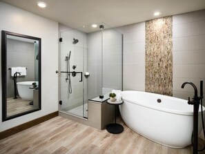 Secadora de cabello, toallas, jabón, papel de baño 