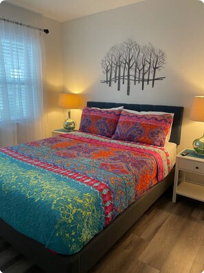 4 habitaciones, escritorio y tabla de planchar con plancha 