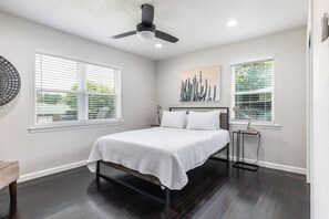 4 bedrooms, desk, iron/ironing board, free WiFi - Bright and Stylish Home (Dallas)