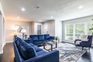 Smart TV - Bright and Stylish Home (Dallas)