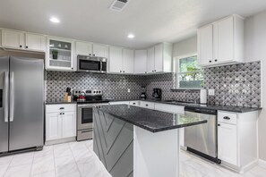 Fridge, microwave, oven, stovetop - Bright and Stylish Home (Dallas)