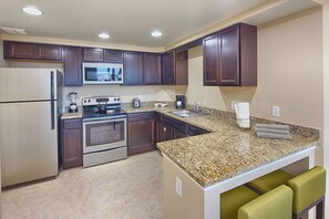 Kjøleskap, mikrobølgeovn, ovn og kokeplater