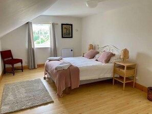 3 slaapkamers, een strijkplank/strijkijzer, reisbedje, wifi