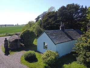 Situated in a serene rural setting, this charming cottage offers a peaceful atmosphere.