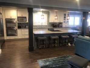 Réfrigérateur, four, tables à manger