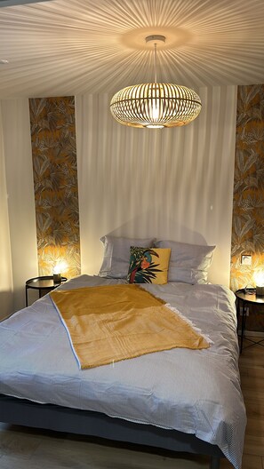 4 quartos, escrivaninha, ferros/tábuas de passar roupa, berço de viagem