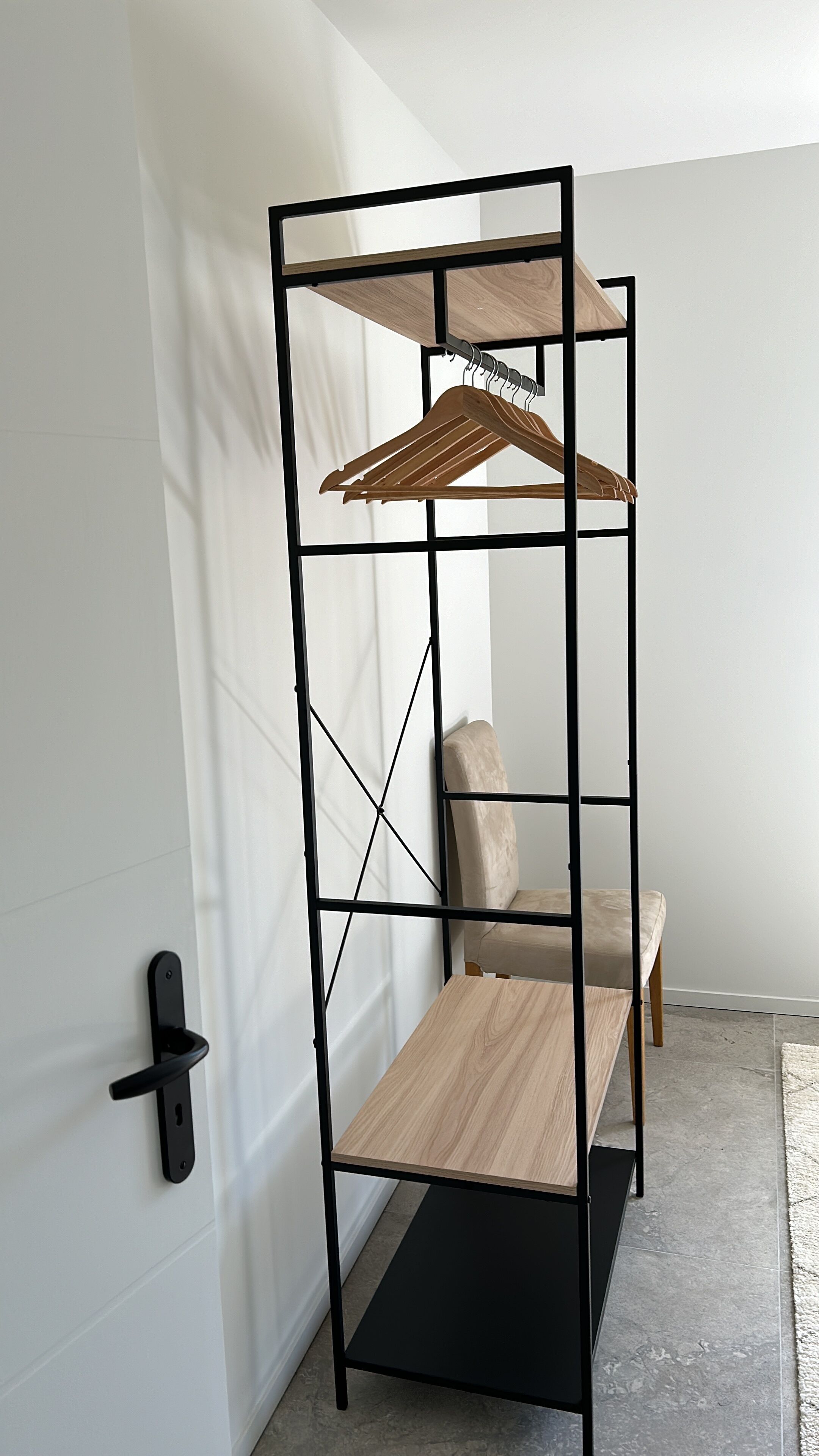 Ein Stockbett mit Holzboden und schwarzem Metallgestell.