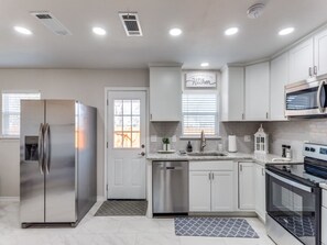 Microwave, stovetop, dishwasher - The Small Town Elegance. (Granbury)