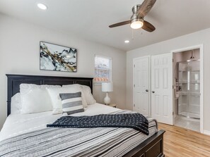 3 bedrooms, iron/ironing board, WiFi, bed sheets - The Small Town Elegance. (Granbury)