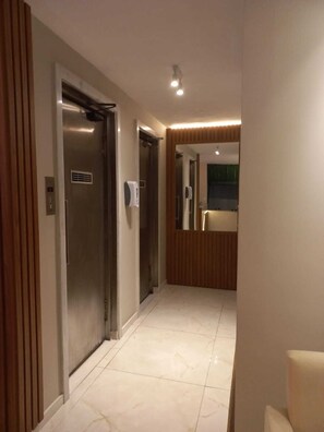 Interior - 3 Quartos, Reformado, na Quadra da Praia de Copacabana, Início de Ipanema (Copacabana Rio de Janeiro)