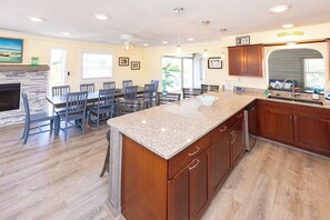 Dining - 4 Play- 5 Bd., Dog Friendly, Game Rm., Private Pool, Easy Bch Access (Virginia Beach)
