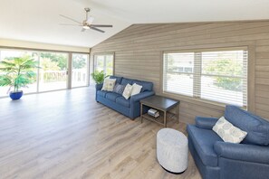 DVD-Player, Tischfußball, Tischtennisplatte