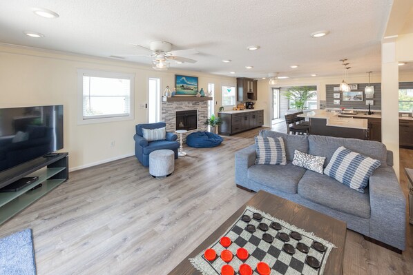 DVD player, table football, ping pong - 4 Play- 5 Bd., Dog Friendly, Game Rm., Private Pool, Easy Bch Access (Virginia Beach)