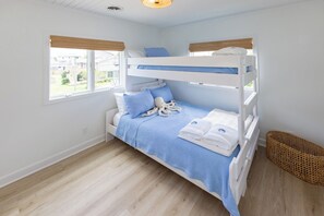 4 bedrooms, WiFi, bed sheets - Saltwater Sanctuary- Pool, Walk 2 Beach! (Virginia Beach)
