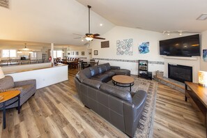 Televisión, reproductor de DVD, libros, biblioteca de música