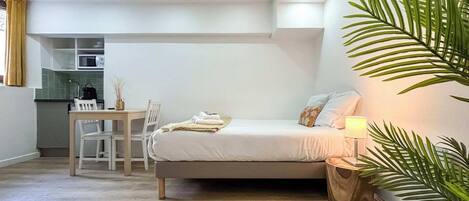 Iron/ironing board, free WiFi, bed sheets