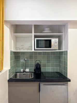 Mikrobølgeovn, kaffe-/temaskine, køkkentøj/tallerkener/redskaber