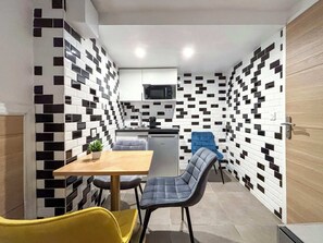 Køleskab, mikrobølgeovn, kaffe-/temaskine