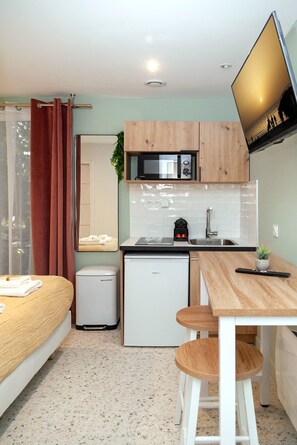 Réfrigérateur, micro-ondes, cafetière/bouilloire