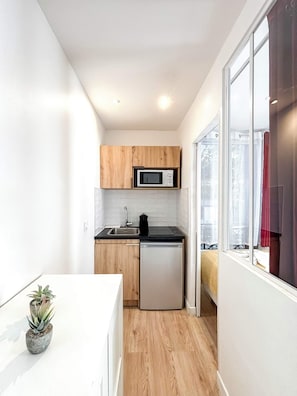 Fridge, microwave, coffee/tea maker, cookware/dishes/utensils