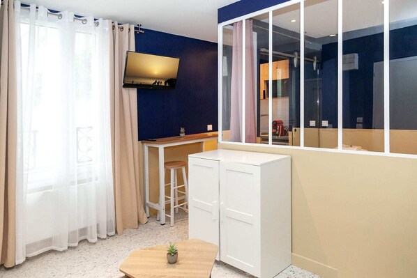 Interior - David D Angers 53 - One Bedroom Apartment, Sleeps 4 (Paris)