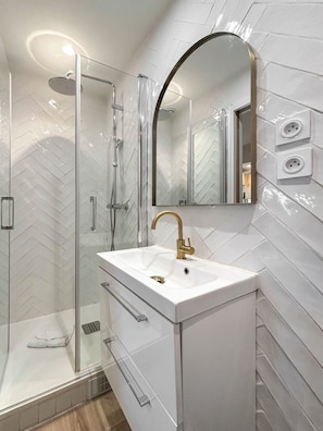 Sèche-cheveux, serviettes fournies