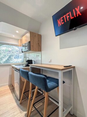 Réfrigérateur, micro-ondes, cafetière/bouilloire