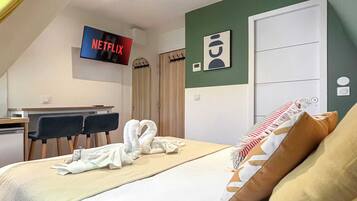 Een strijkplank/strijkijzer, gratis wifi, beddengoed