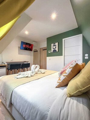 Iron/ironing board, free WiFi, bed sheets - David D Angers 61 - Studio Apartment, Sleeps 2 (Paris)