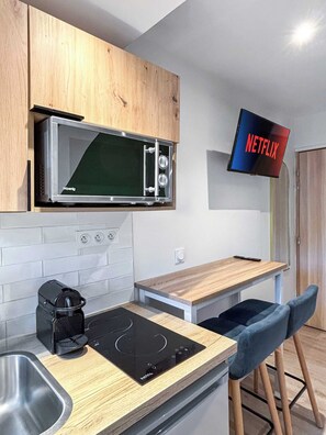 Fridge, microwave, coffee/tea maker, cookware/dishes/utensils - David D Angers 61 - Studio Apartment, Sleeps 2 (Paris)