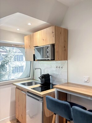 Fridge, microwave, coffee/tea maker, cookware/dishes/utensils - David D Angers 61 - Studio Apartment, Sleeps 2 (Paris)