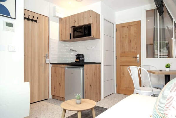 Interior - David D Angers 62 - One Bedroom Apartment, Sleeps 4 (Paris)