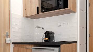 Réfrigérateur, micro-ondes, cafetière/bouilloire