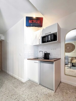 Kühlschrank, Mikrowelle, Wasserkocher mit Kaffee-/Teezubehör