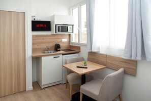 Een koelkast, een magnetron, een koffiezetapparaat/waterkoker