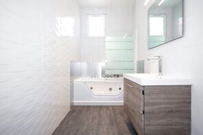 Shower, hair dryer, towels