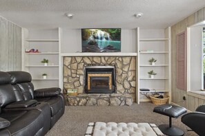 Televisión, chimenea, futbolito y libros 