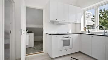 Micro-ondes, four, plaque de cuisson, cafetiĂšre/bouilloire