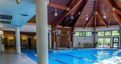 SugarBear- Pool, AC, Sauna, Gym, Tennis!